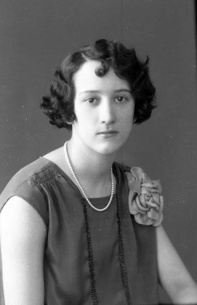 Porträtt av en dam. Ateljefoto.