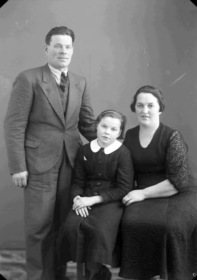 Porträtt av en herre, en dam och ett barn, flicka. Ateljefoto.