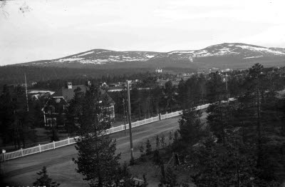 Lasarettsgatan; Läkarvillan; Centraldispensären; Dundret i bakgrunden.