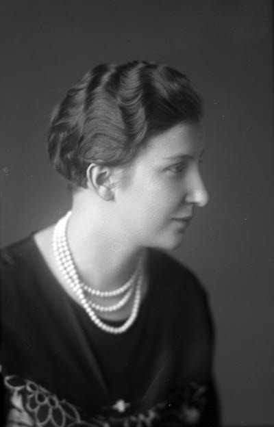 Porträtt av en dam. Ateljefoto.