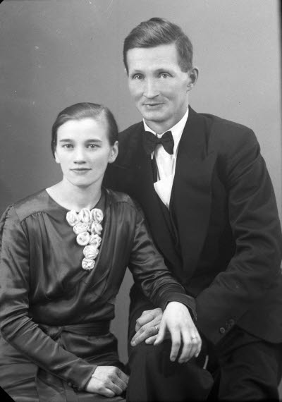 Porträtt av ett brudpar. Ateljefoto.