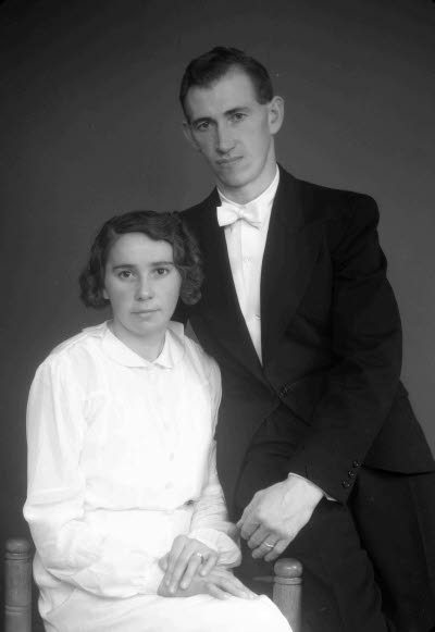 Porträtt av ett brudpar. Ateljefoto.