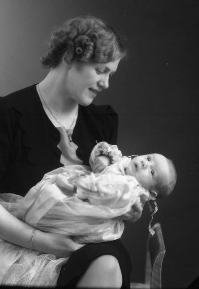 Porträtt av en dam och ett barn; mor och barn. Ateljefoto.