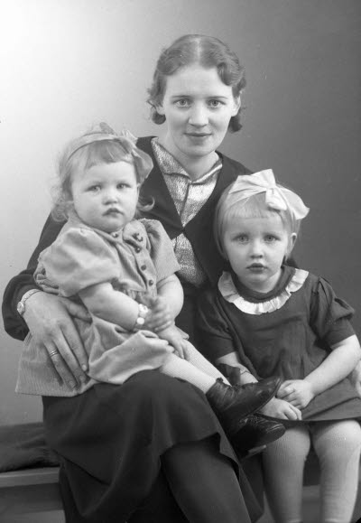 Porträtt av en dam och två barn; flickor. Ateljefoto.