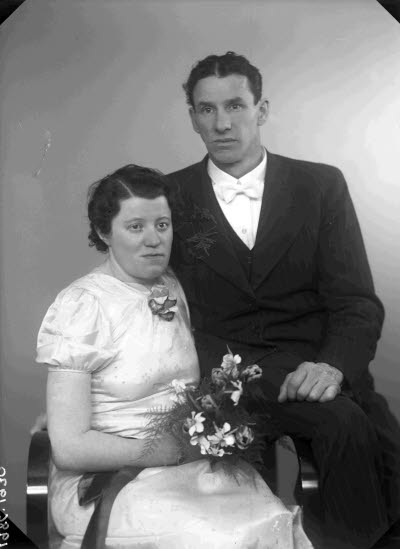 Porträtt av ett brudpar.