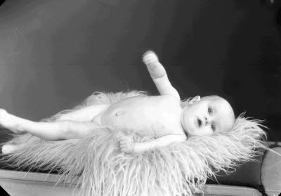 Porträtt av ett barn. Ateljefoto.