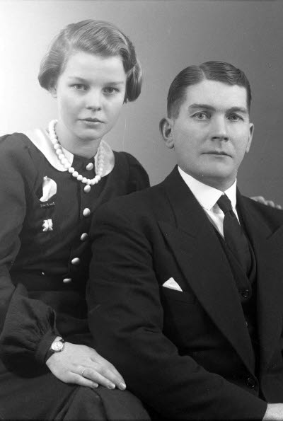 Porträtt av ett par; en herre och en dam. Ateljefoto.