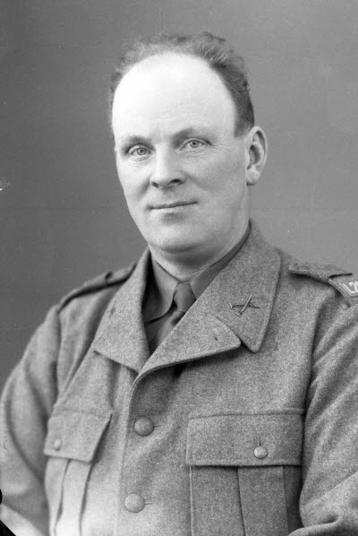 Porträtt av en herre i militäruniform. Ateljefoto.