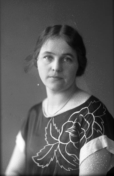 Porträtt av en dam. Ateljefoto.