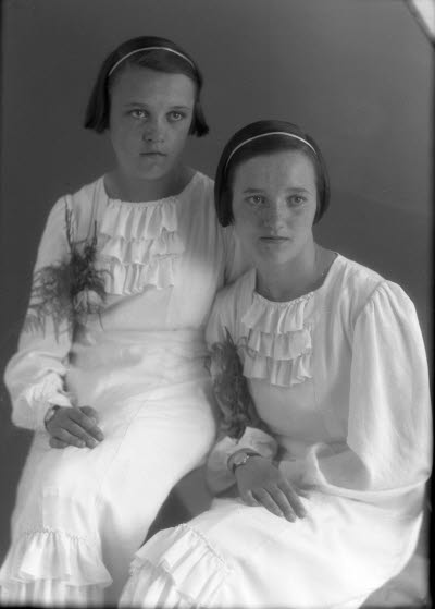 Porträtt av två flickor. Ateljefoto.