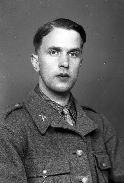 Porträtt av en herre i militäruniform. Ateljefoto.