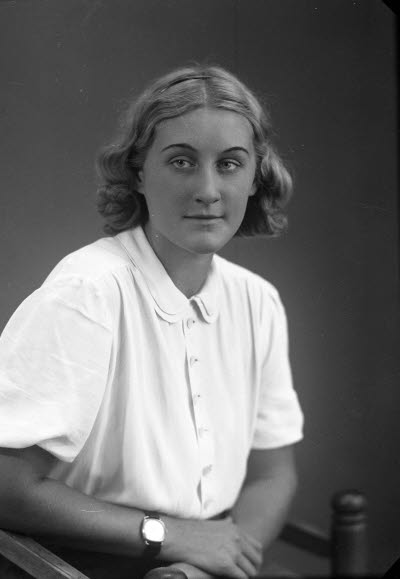 Porträtt av en dam. Ateljefoto.