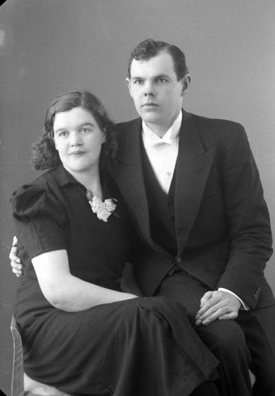 Porträtt av ett par; en herre och en dam. Ateljefoto.