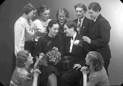 Porträtt av nio damer? Ateljefoto.