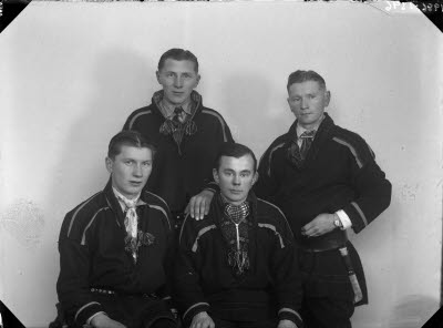 Porträtt av fyra herrar i samedräkter. Ateljefoto.