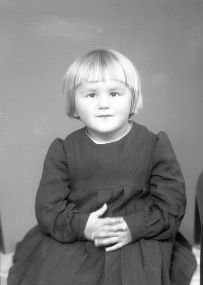 Porträtt av ett barn, en flicka. Ateljefoto.