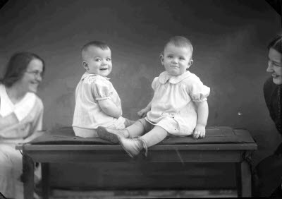 Porträtt av två barn och två damer. Ateljefoto.