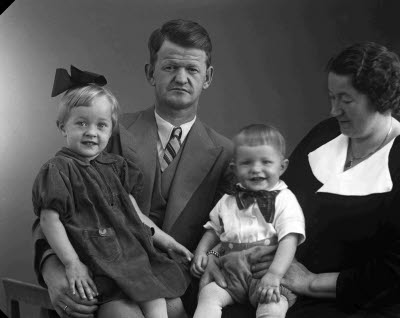 Porträtt av en herre, en dam och två barn; flicka, pojke. Ateljefoto.