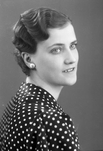 Porträtt av en dam. Ateljefoto.