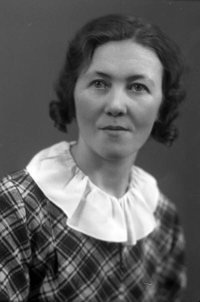 Porträtt av en dam. Ateljefoto.