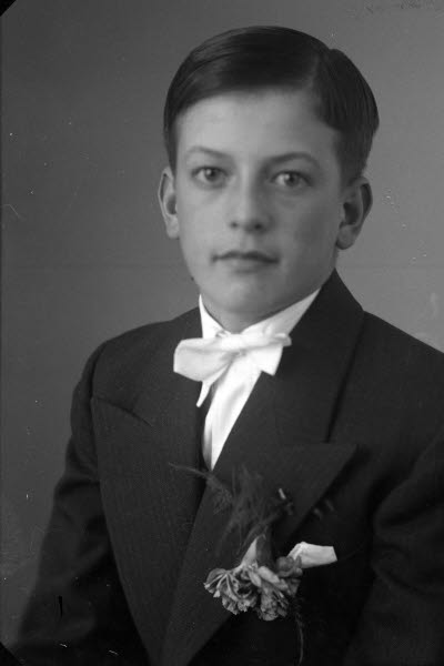 Porträtt av en pojke. Ateljefoto.