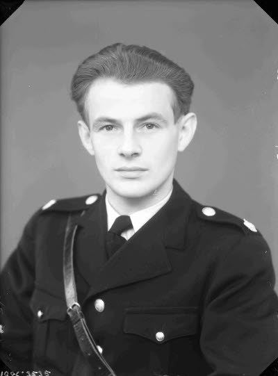 Poliskonstapel; porträtt av en herre i polisuniform.