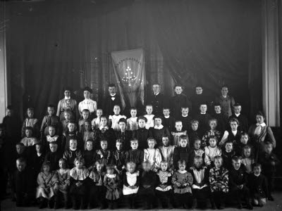 Interiör; gruppbild; Godtemplare på scenen. Oidentifierade.