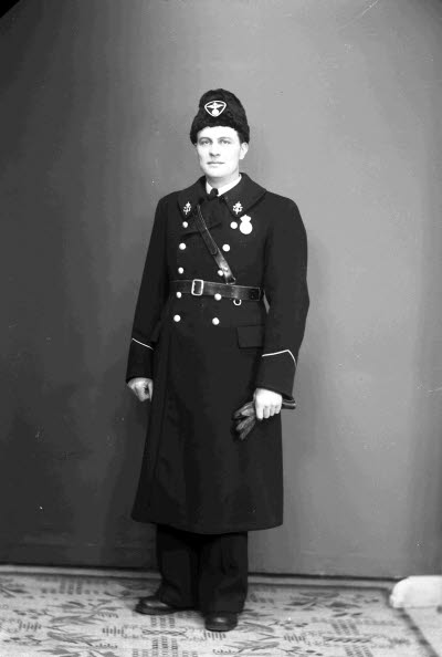 Porträtt av en herre i uniform. Ateljefoto.