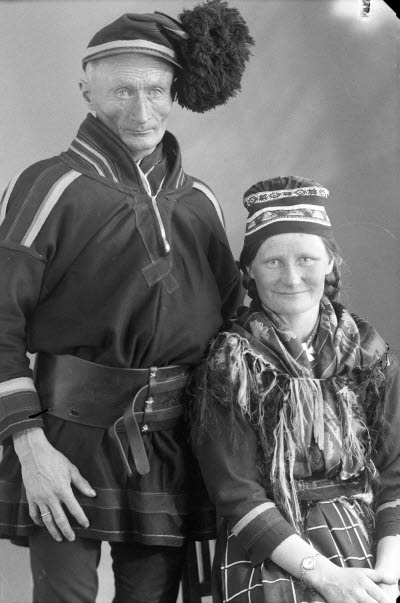 Porträtt av ett bar i samedräkter. Ateljefoto.