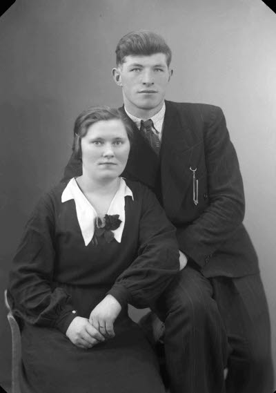 Porträtt av ett par; en dam och en herre. Ateljefoto.