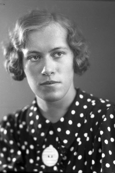 Porträtt av en dam. Ateljefoto.