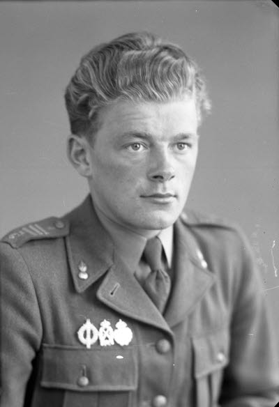 Porträtt av en herre i militäruniform. Ateljefoto.