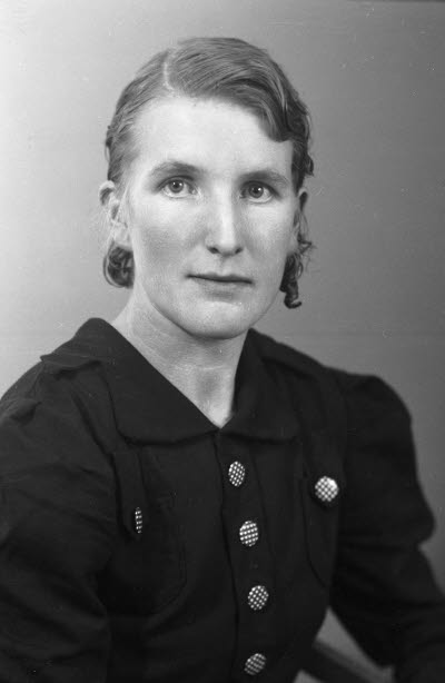 Porträtt av en dam. Ateljefoto.