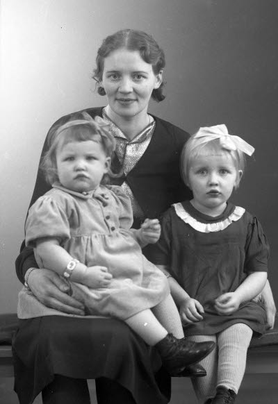 Porträtt av en dam och två barn; flickor. Ateljefoto.