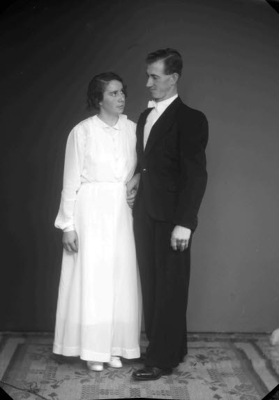 Porträtt av ett brudpar. Ateljefoto.