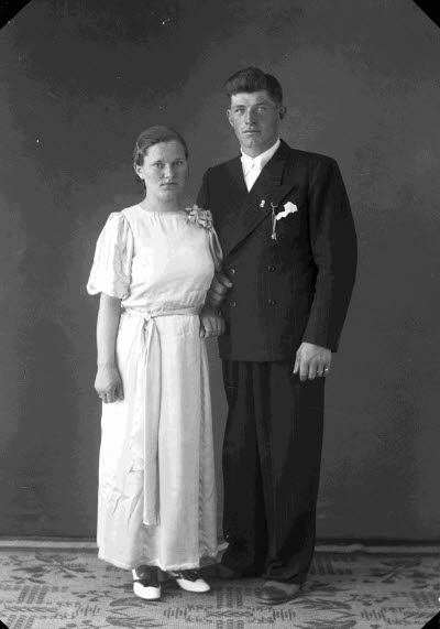 Porträtt av ett brudpar. Ateljefoto.