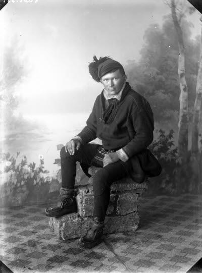 Porträtt av en herre i samedräkt. Ateljefoto.