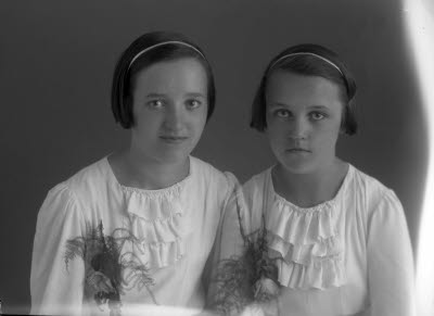 Porträtt av två flickor. Ateljefoto.