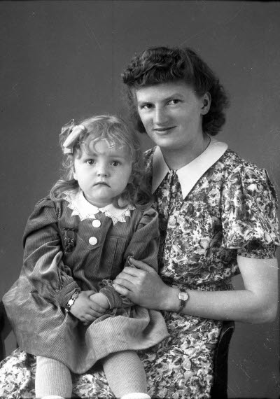 Porträtt av en dam och ett barn, en flicka. Ateljefoto.