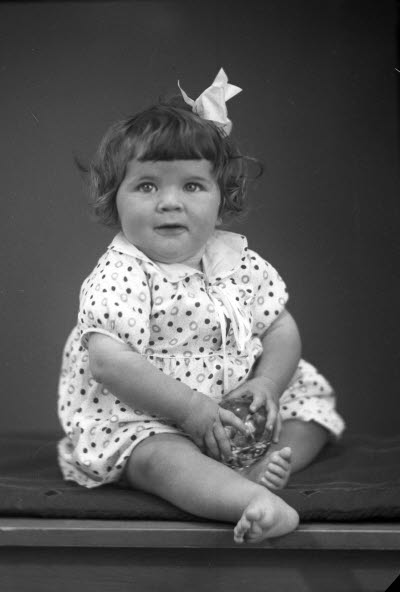 Porträtt av ett barn, flicka. Ateljefoto.