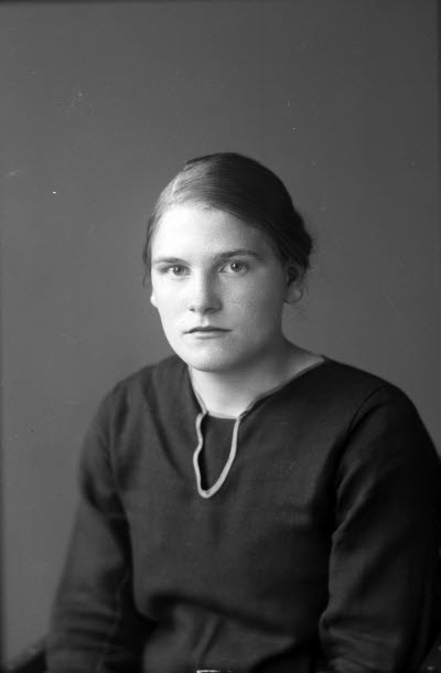 Porträtt av en kvinna. Ateljefoto.