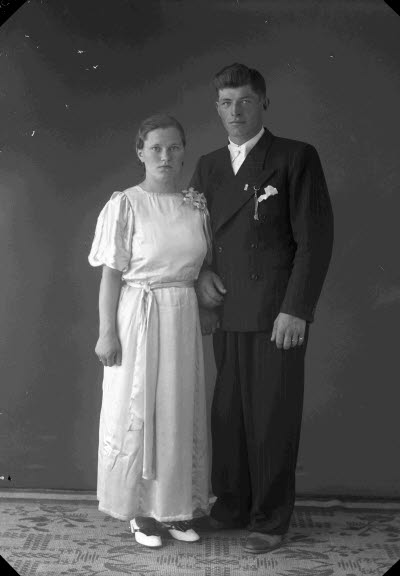 Porträtt av ett brudpar. Ateljefoto.