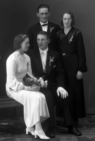 Porträtt av ett brudpar. Marskalk? Tärna?