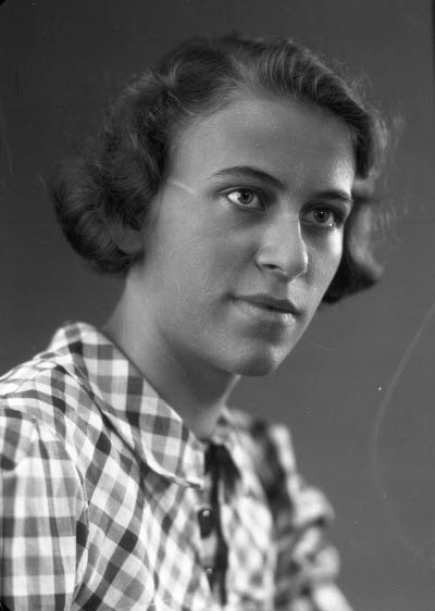 Porträtt av en dam. Ateljefoto.