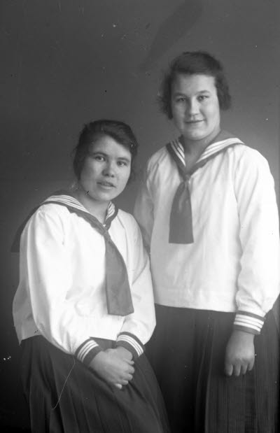 Porträtt av 2 damer. Ateljefoto.