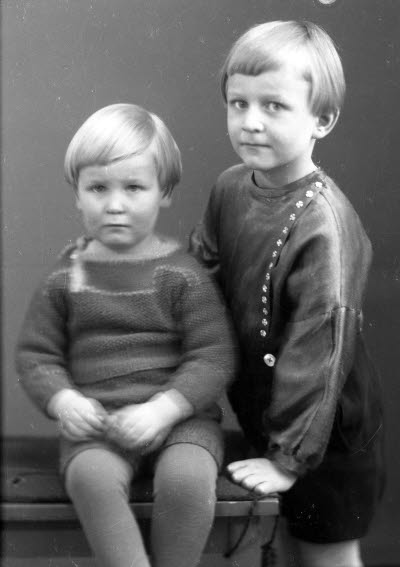 Porträtt av två barn. Ateljefoto.