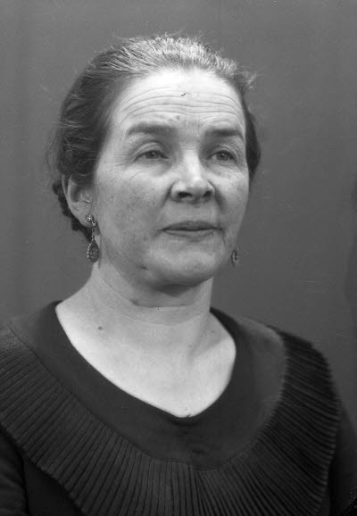 Porträtt av en dam. Ateljefoto.