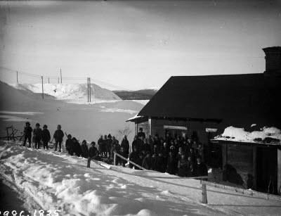 Gruppbild: Godtemplare på utflykt. Fjällmotiv. Oidentifierade.