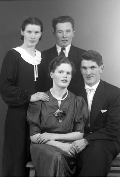 Porträtt av två par; två herrar och två damer. Ateljefoto.