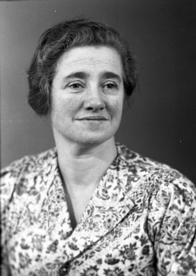 Porträtt av en dam. Ateljefoto.